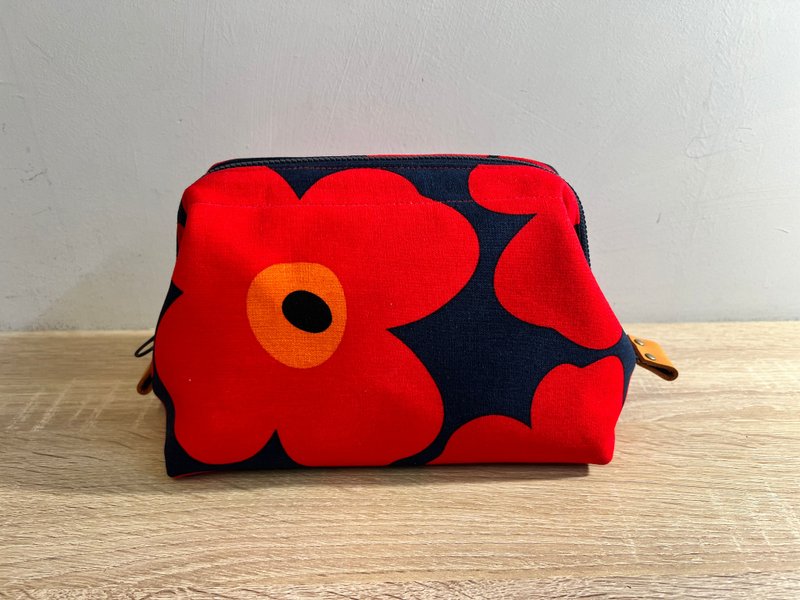 [Made upon order] Nordic style large flower stand kiss lock bag/cosmetic bag blue and red style - กระเป๋าเครื่องสำอาง - ผ้าฝ้าย/ผ้าลินิน 