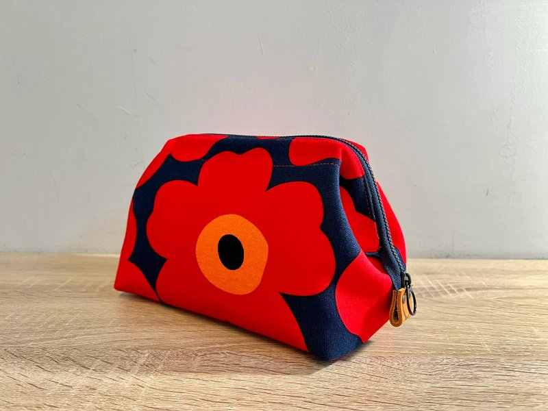 [Made upon order] Nordic style large flower stand kiss lock bag/cosmetic bag blue and red style - Toiletry Bags & Pouches - Cotton & Hemp 