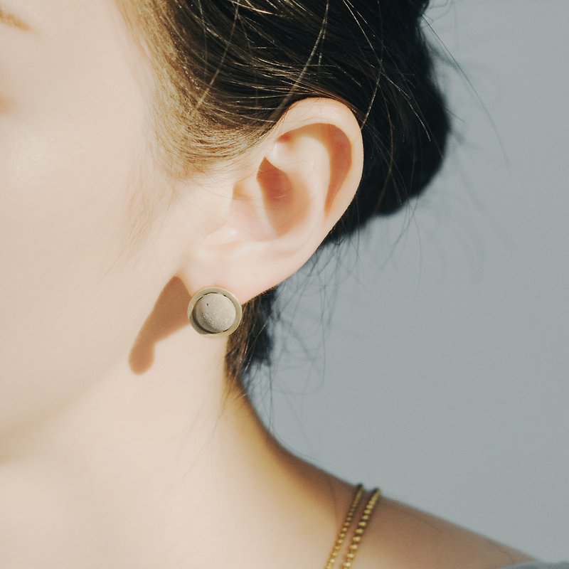 黃銅水泥貼耳針式耳環C3CraftStudio x Agaric Garden月球之旅 - 耳環/耳夾 - 水泥 灰色