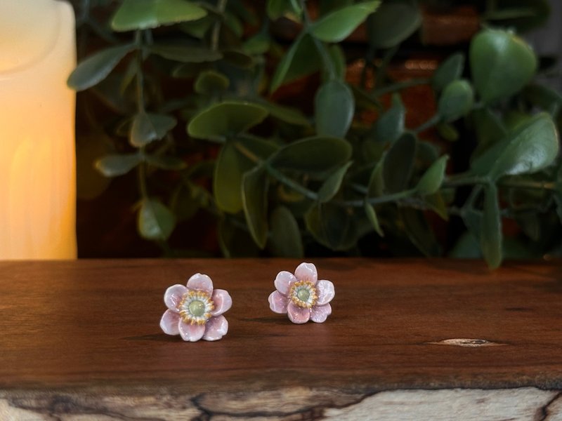 銀蓮花 白頭翁Anemone  粉色 亮漆款 不鏽鋼耳針 姿婷 TzuTing - 耳環/耳夾/耳骨夾 - 陶 粉紅色