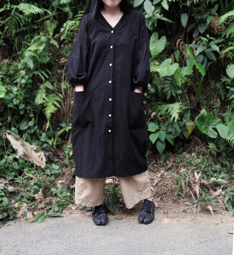 日式墨黑v字領泡泡袖襯衫洋裝 - 女裝 上衣 - 棉．麻 黑色