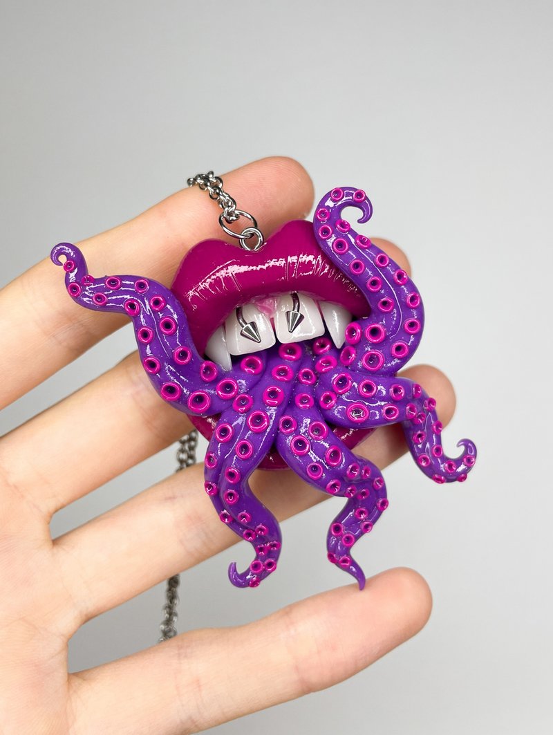 Pendant. Dark pink lips with tentacles. - 項鍊 - 黏土 