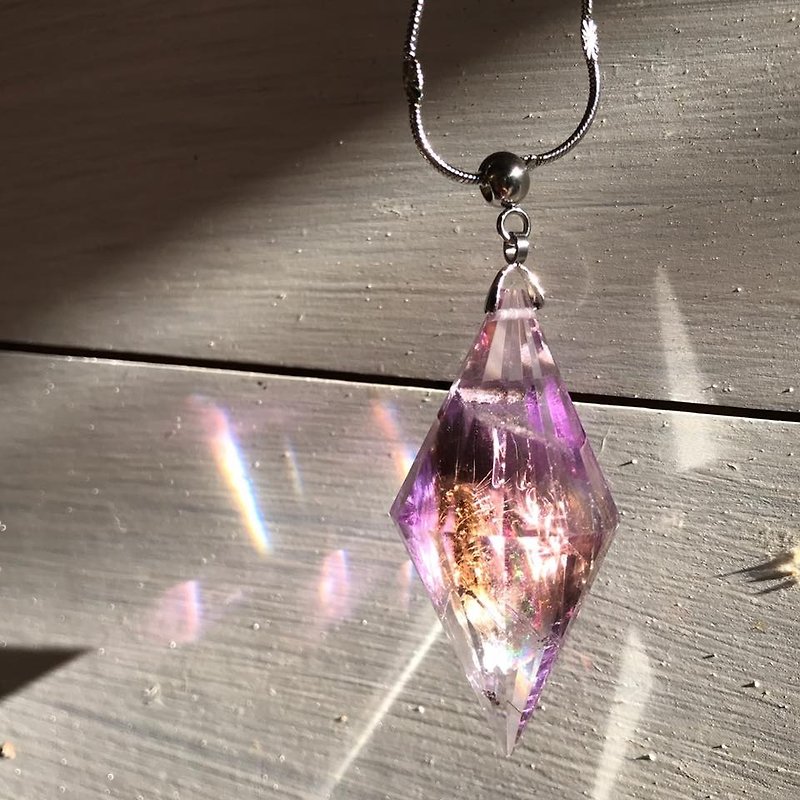 【Lost And Find】Natural rainbow in quartz Amethyst necklace - Necklaces - Gemstone Multicolor