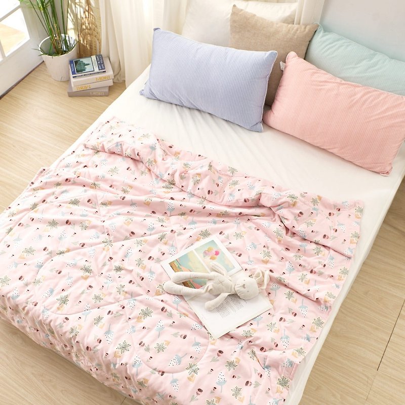 Cool quilt / Cool-Fi technology cool feeling / wormwood antibacterial cool quilt / powder cherry snowberry made in Taiwan - Blankets & Throws - Other Materials Pink