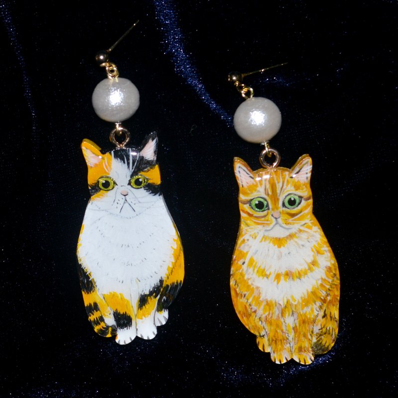 Cute cat sitting cat asymmetrical design earrings - ต่างหู - ไม้ หลากหลายสี