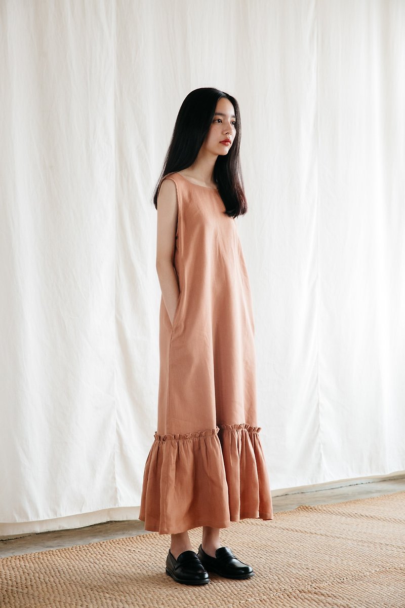 Sleeveless dress with poplin frills in Dusted Clay - 連身裙 - 棉．麻 粉紅色