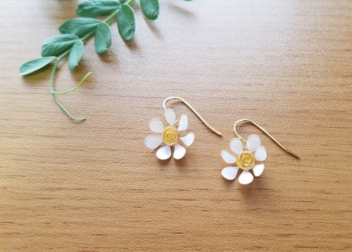 white daisy pierced earrings or clip-on earrings
