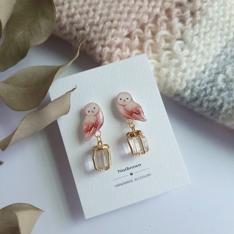 Bird Series-Owl Earrings/ Clip-On Bringing Gifts - ต่างหู - เรซิน สึชมพู