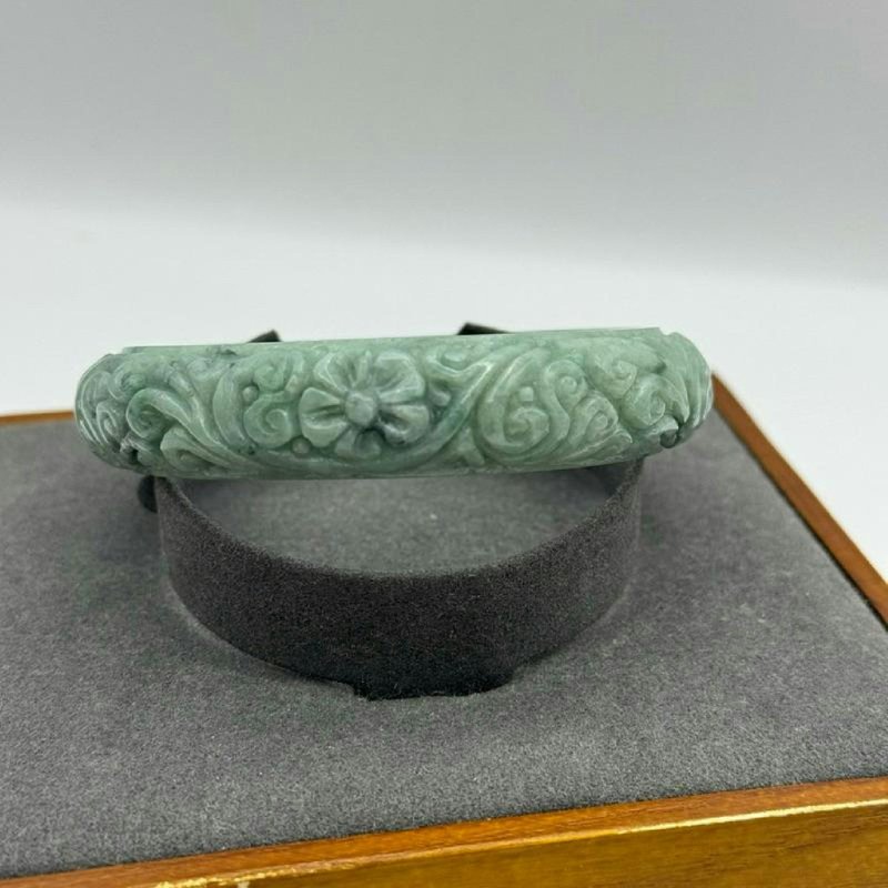 Burmese Jade Bangle Carved Flower and Vines Beautiful Shiny Clear Size 58 mm - 手鍊/手環 - 玉石 綠色