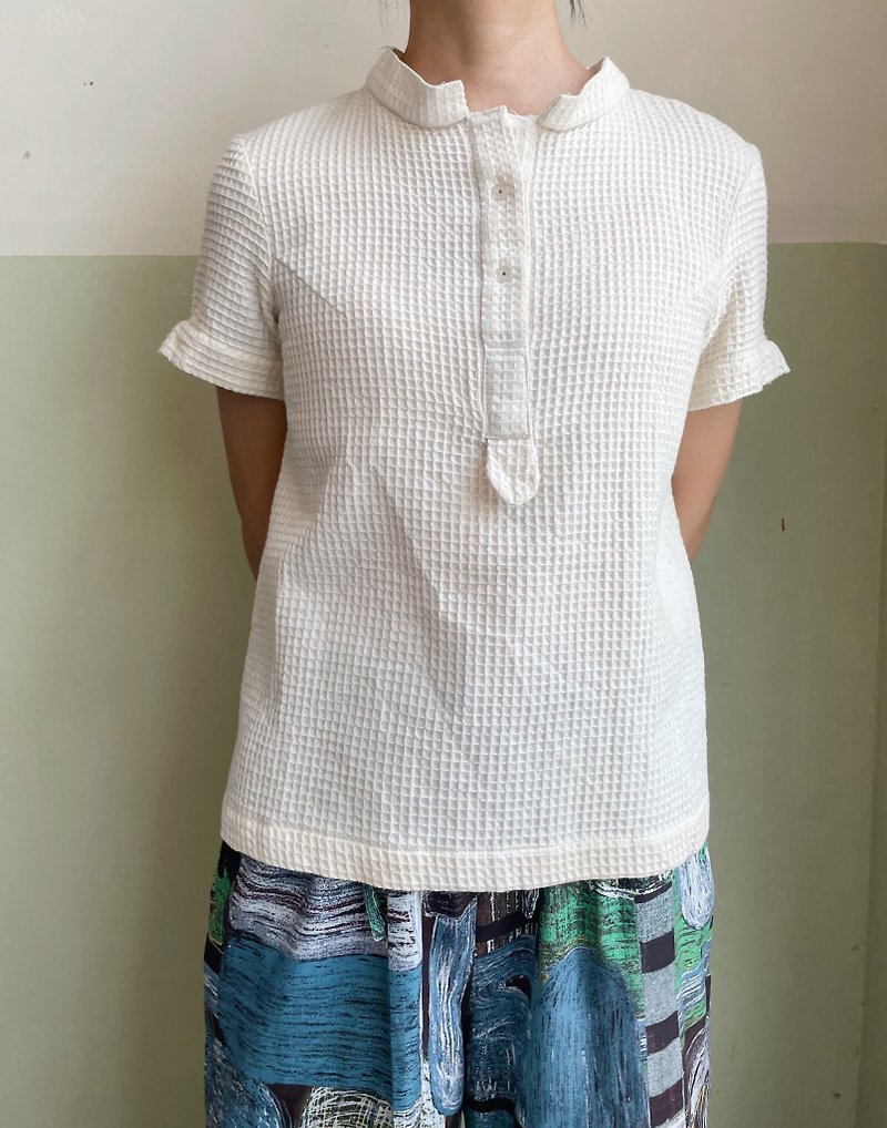 Three-dimensional cut stand-up collar short-sleeved top/honeycomb dye-free cotton/transparent snap buttons/ready stock - Women's Tops - Cotton & Hemp White