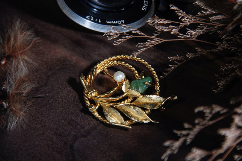 【古董飾品/西洋老件】美國Sarah Coventry玉花園古董胸針 - 胸針 - 玉石 金色