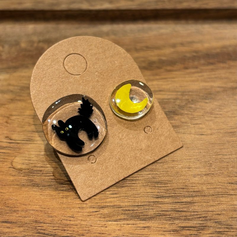 Black Cat Moon Hand Painted Earrings - ต่างหู - วัสดุอื่นๆ 