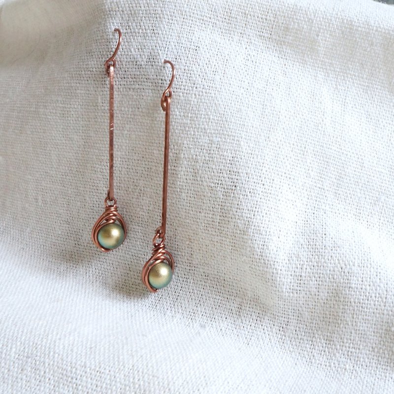 Handmade copper earrings - simple green glass pearls - ต่างหู - ทองแดงทองเหลือง สีเขียว