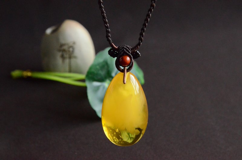 [Feihong treads the snow] Natural amber gold twisted honey mood pendant classical necklace with worms