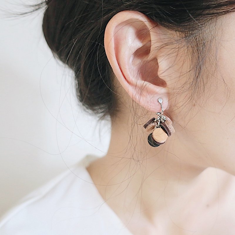 [Endorphin] drape leather earrings - Earrings & Clip-ons - Genuine Leather Black