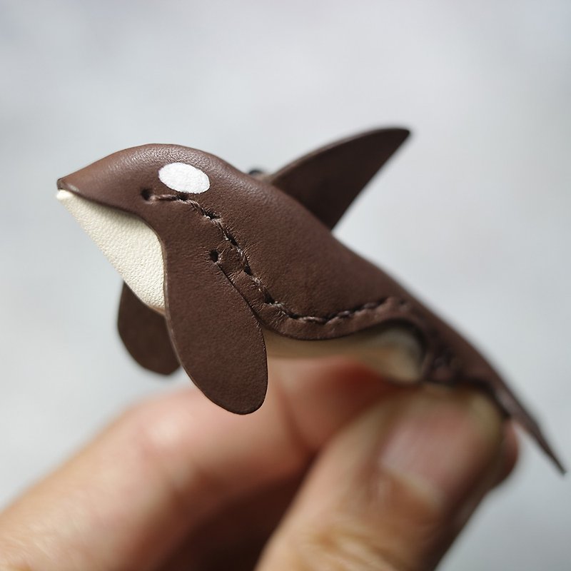 Purely handmade mini brown killer whale killer whale keychain Killer Whale Key hol - ที่ห้อยกุญแจ - หนังแท้ สีนำ้ตาล