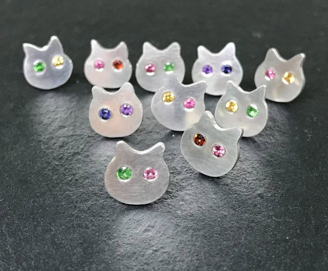 ちいさなひとみねこのピアス（単品） - ショップ erosdesignjewels ピアス・イヤリング - Pinkoi