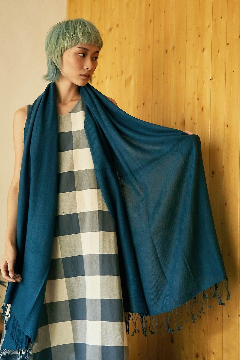 natural dyed soft wool scarf | lake |  fair trade - ผ้าพันคอถัก - ขนแกะ สีน้ำเงิน