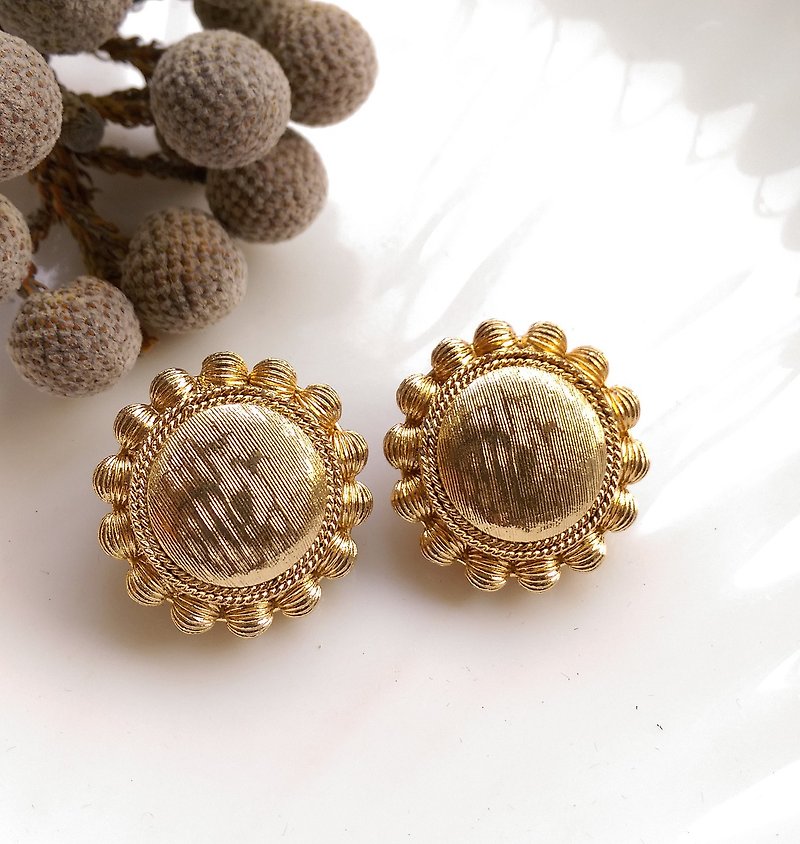 [Western antique jewelry / old age] 1970's brushed metal round flower clip earrings - Earrings & Clip-ons - Other Metals Gold