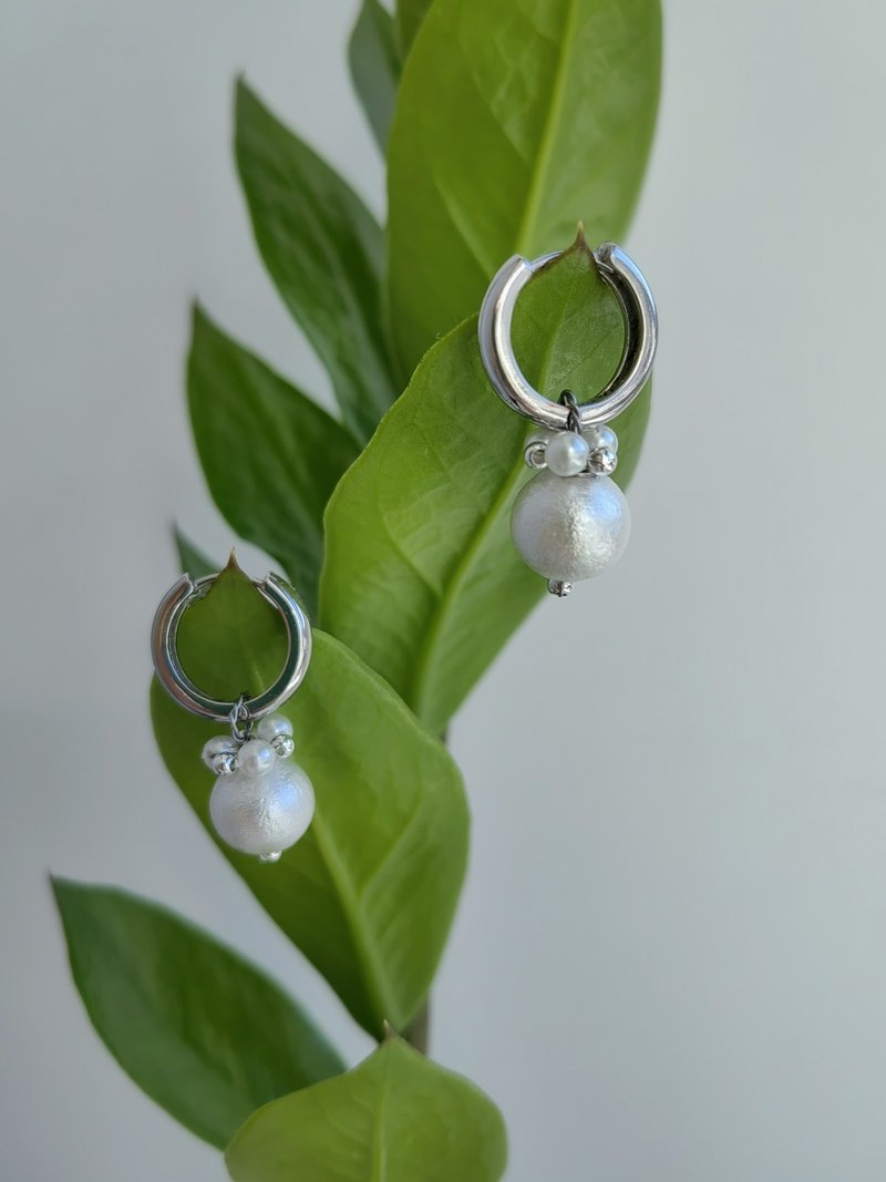Handmade Pearl Drop Earrings, Sterling Silver plated Fresh Water Pearl earrings. - 耳環/耳夾/耳骨夾 - 珍珠 白色