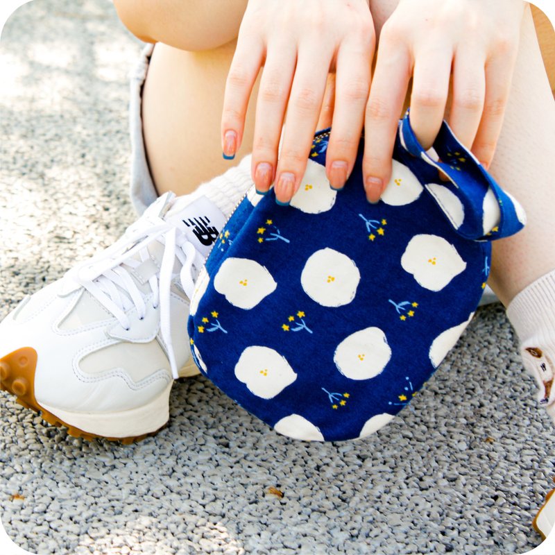 【日本進口厚棉布】小樹星星手腕包 #收納包 #手作包 - 化妝包/收納袋 - 棉．麻 藍色