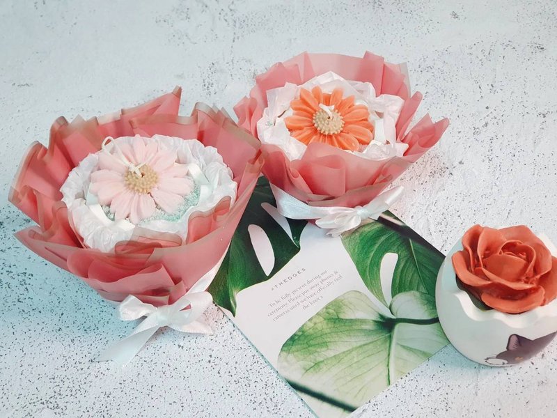 【手心的太陽】客訂蠟燭 花束 花禮 蠟燭 天然大豆蠟  雛菊 玫瑰 - 蠟燭/香氛/手工皂 - 蠟 紅色