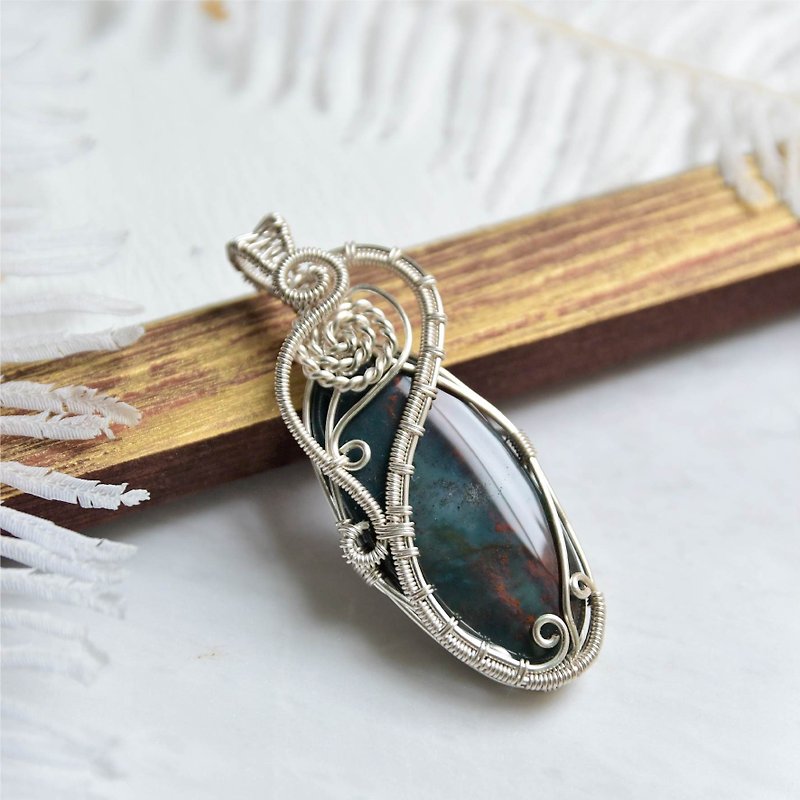 [玉墨] blood stone art copper wire woven pendant - สร้อยคอ - เครื่องเพชรพลอย สีเขียว
