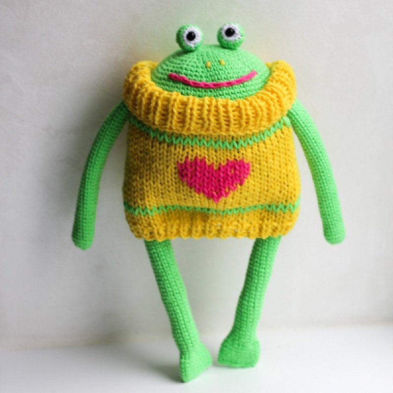 Funny toad crochet, crazy frog, knitted frog in sweater, crochet green froggy - ของเล่นเด็ก - วัสดุอื่นๆ สีเขียว