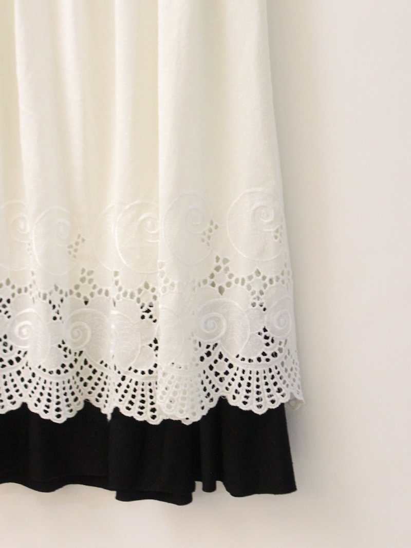 Retro Spring Summer Europe Cute Lace Embroidered Hem Splicing Black Elastic Waist White Vintage Dress - กระโปรง - เส้นใยสังเคราะห์ ขาว