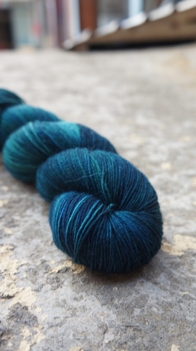 手染めのライン。深い青（BFL）。 - 編み物/刺繍/羊毛フェルト/裁縫 - ウール 透明