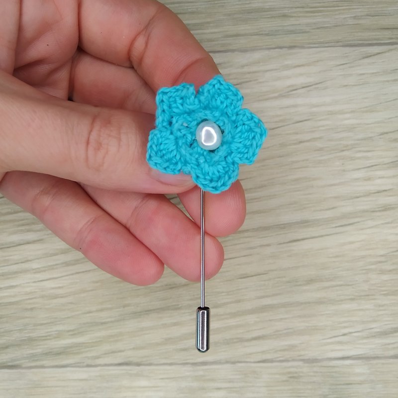 Daisy flower lapel pin. Small floral brooch. Sky blue flower pin forget me not