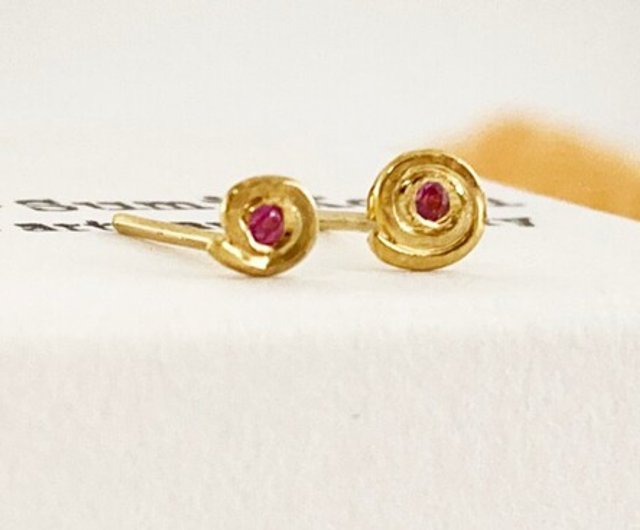 K24 Pink Sapphire Hammered Swirl Stud ピンクサファイア純金渦巻きピアス 片耳分 - ショップ Sae+Sumi  Koru ピアス・イヤリング - Pinkoi