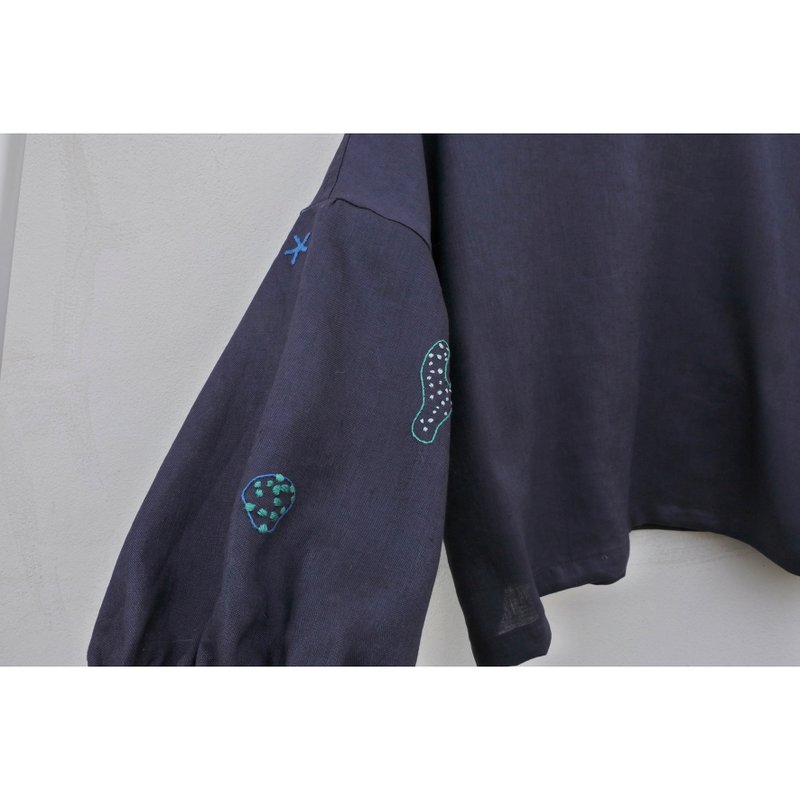 Embroidery | Linen | Round neck shirt, cuffed sleeves, dark blue - 女上衣/長袖上衣 - 棉．麻 藍色
