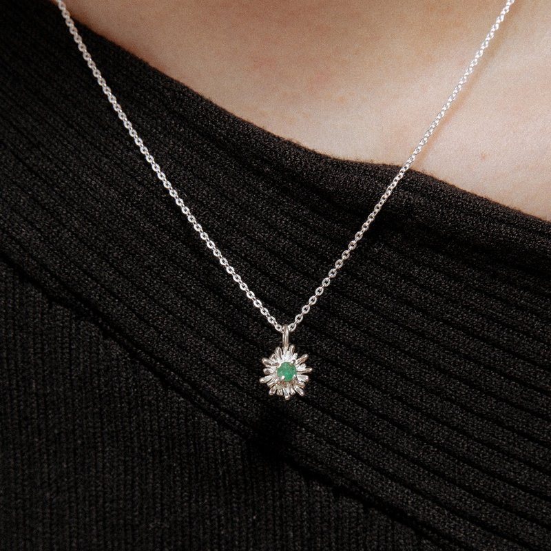 Small Daisy Necklace Small Daisy Flowers Sterling Silver Necklace Emerald Gemstone Gift Recommendation - สร้อยคอ - เงินแท้ สีเงิน