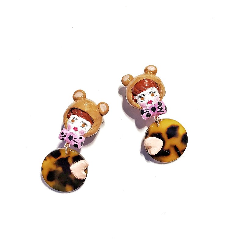 Cute little bear girl love earrings ear clip - ต่างหู - เรซิน สีนำ้ตาล