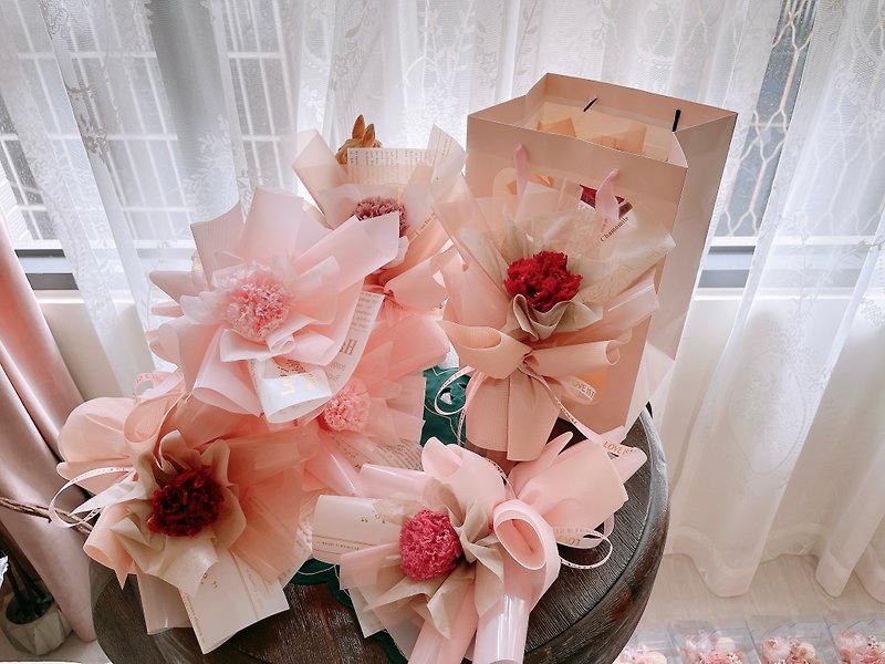 母の日の花束、永遠のカーネーション、ピンクのガーゼ包装、小さな母の日の花束 - ドライフラワー・ブーケ - 寄せ植え・花 レッド