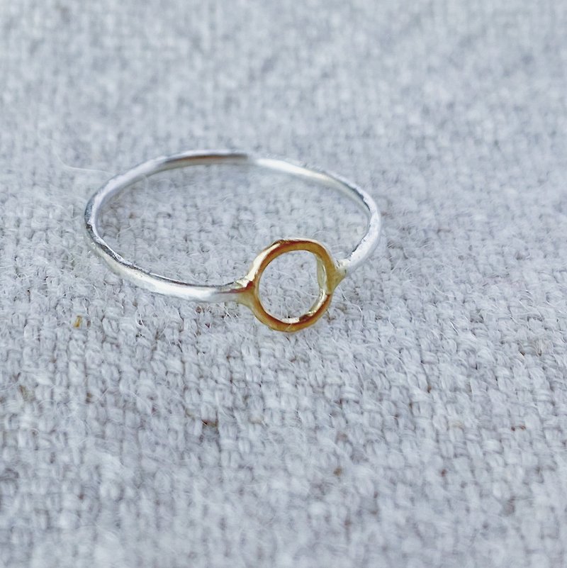 Ring: A ring with a round gold point - General Rings - Other Metals Gold