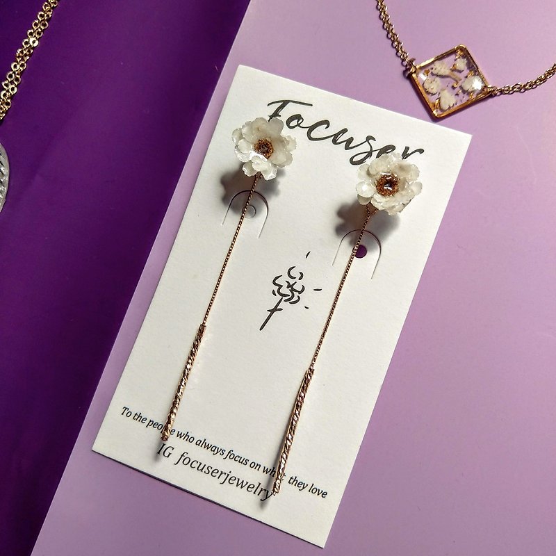 Dry flower earrings French small white plum gift pendant earrings - Earrings & Clip-ons - Resin White