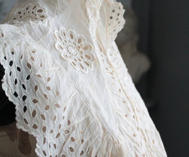 フランスのヴィンテージアンティークレースのアルファベット刺繍