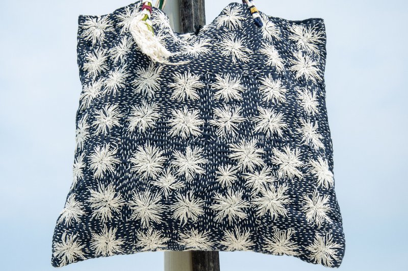 手縫純棉布手提包 刺繡托特包 手工刺繡肩背包 手縫藍染包indigo - 側背包/斜背包 - 棉．麻 藍色