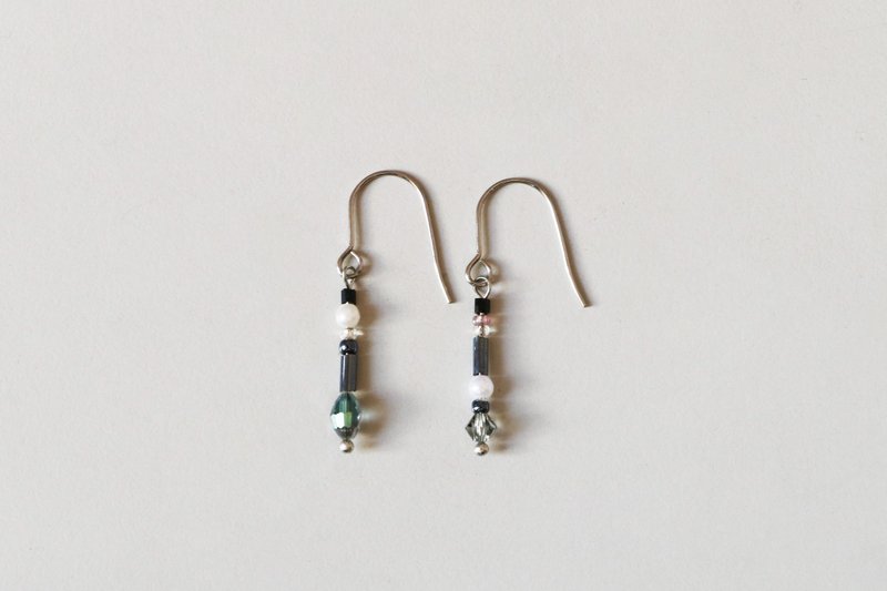 黎明破曉前 _ 手作耳環 - 耳環/耳夾/耳骨夾 - 塑膠 黑色