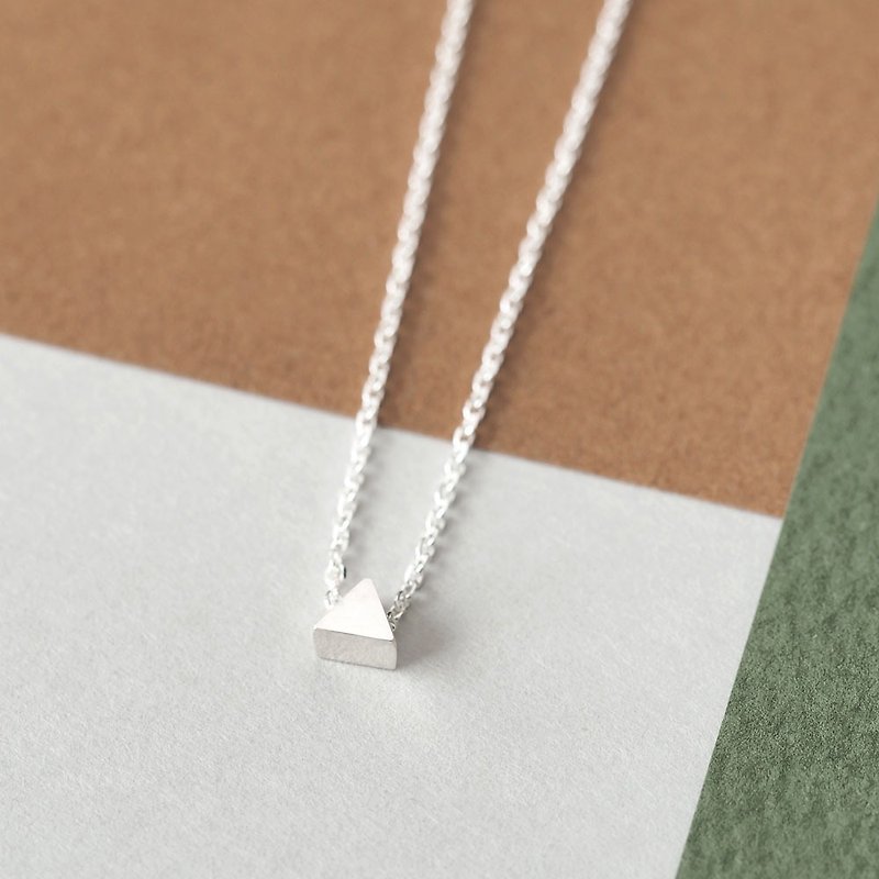 Tiny Triangle Necklace Silver 925 - สร้อยคอ - โลหะ สีเงิน