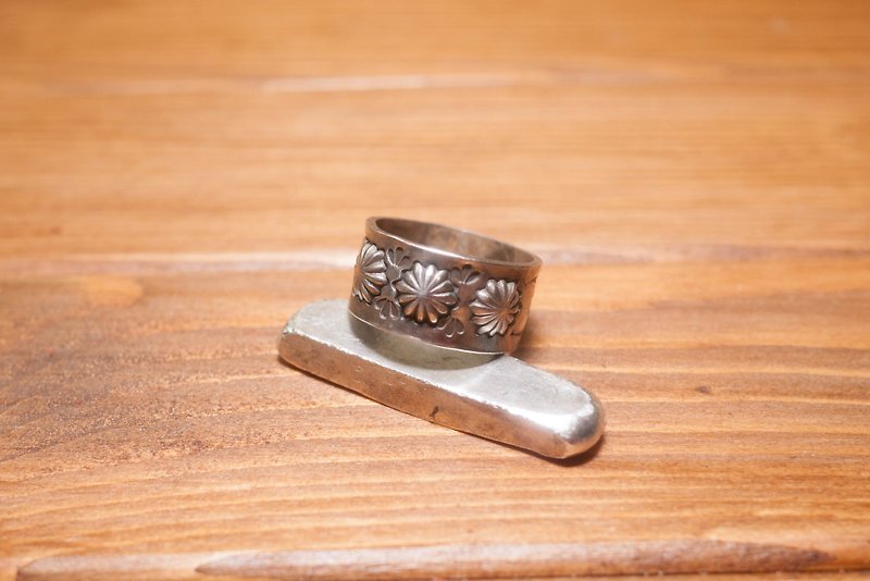Hand stamped NAVAJO print silver ring #15 - แหวนทั่วไป - โลหะ สีเงิน