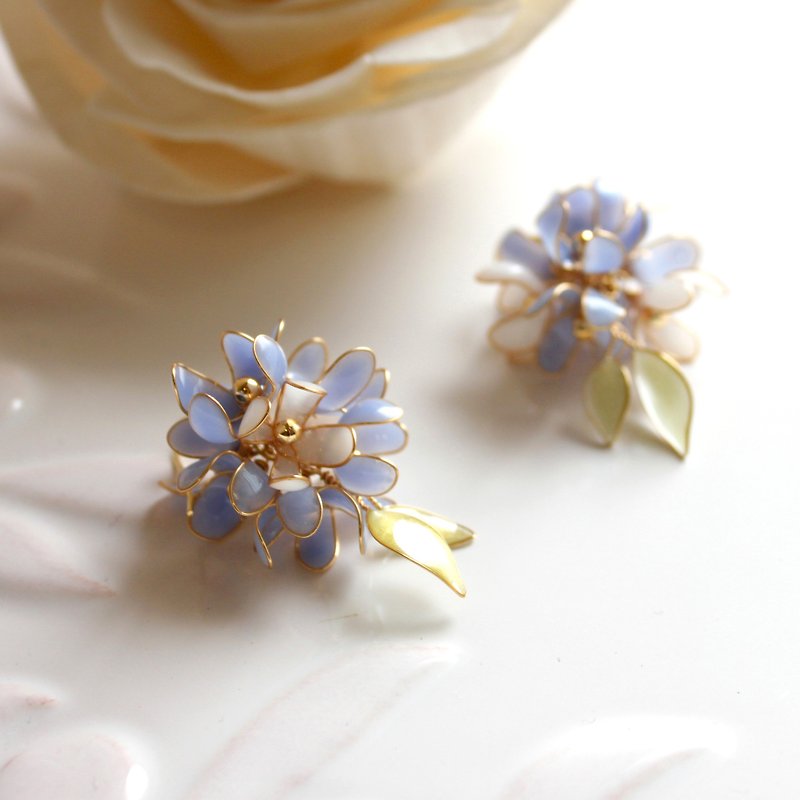 [Hydrangea] pink blue small hydrangea dangling leaves cute earrings / Clip-On - ต่างหู - เรซิน หลากหลายสี