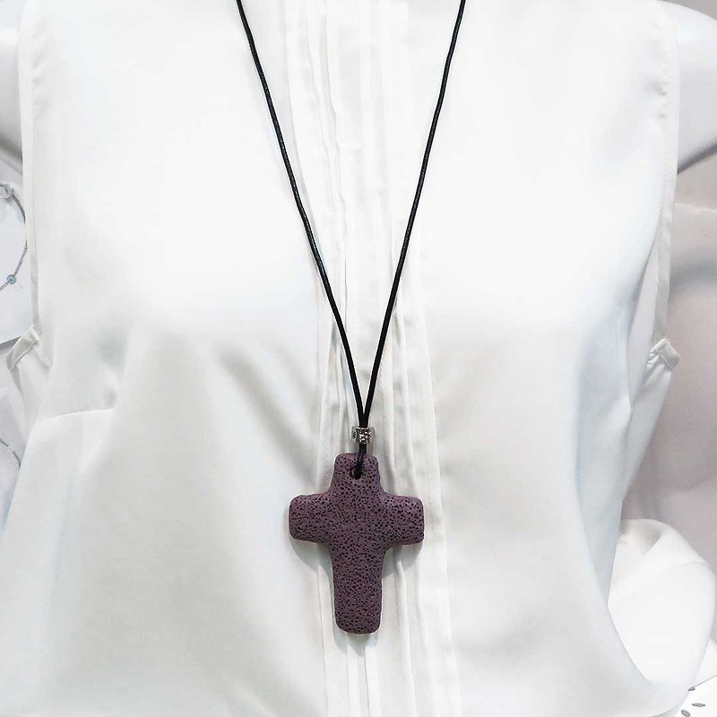 紫色火山石大十字架項鍊 75cm天然皮繩項鍊 鍊長可調 信仰項鍊 - 長項鍊 - 真皮 紫色