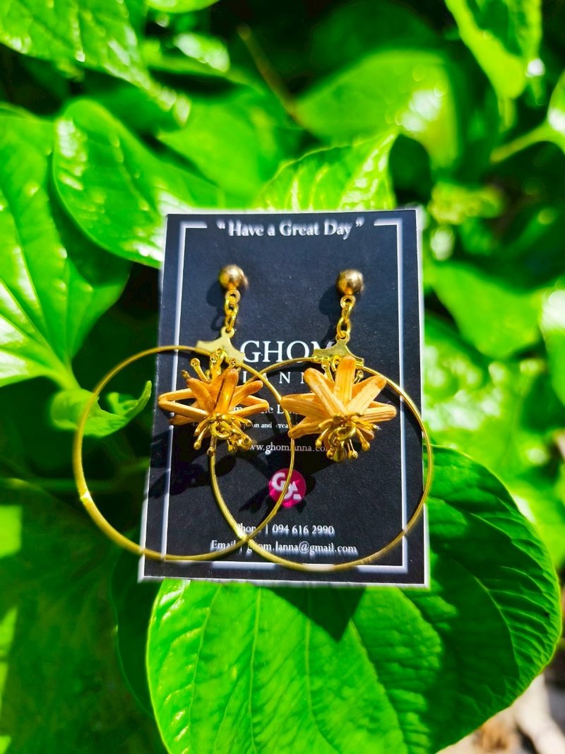 Dok-sailom Dan An Sadok Earrings (Color Gold) Dok-sailom Dan An Sadok Earrings (Color Gold) - 耳環/耳夾/耳骨夾 - 竹 黃色