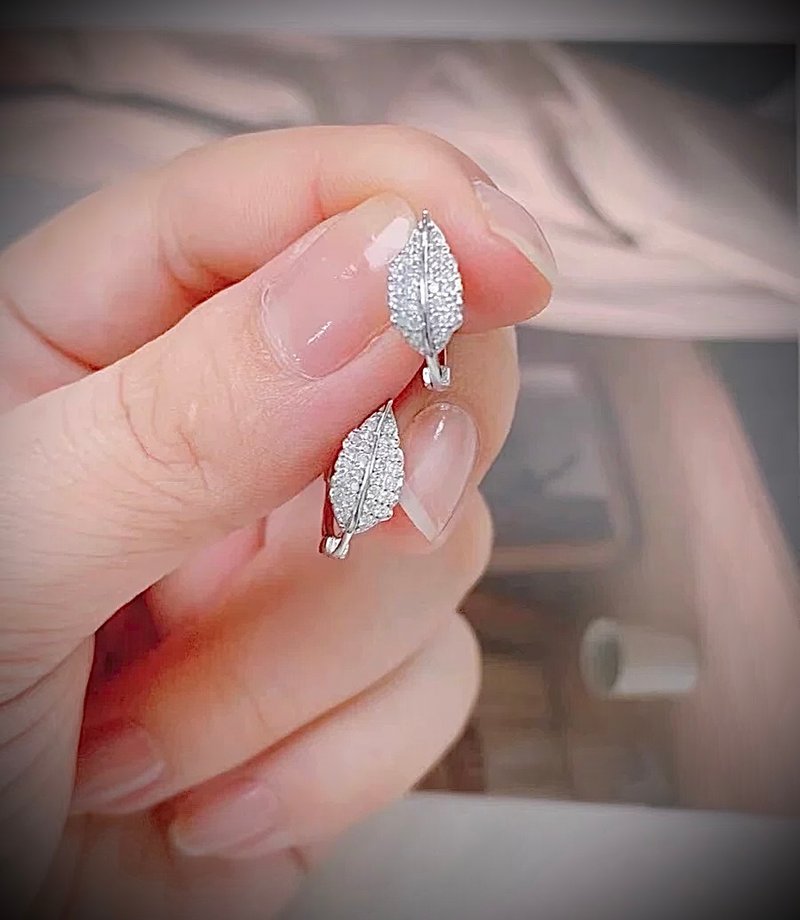 Exquisite and elegant super flash Stone small leaf sterling silver earrings - ต่างหู - เงินแท้ สีเงิน