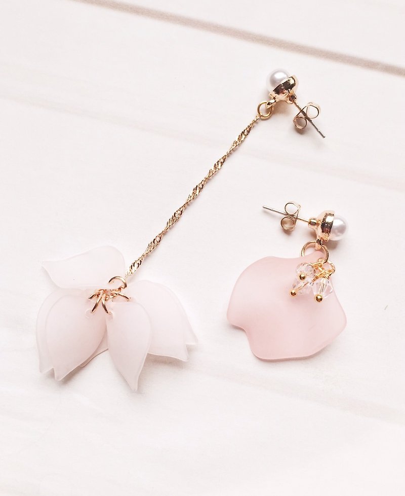 ❈La Don pull winter ❈ - earrings - spring petals asymmetrical earrings - ต่างหู - โลหะ สีทอง