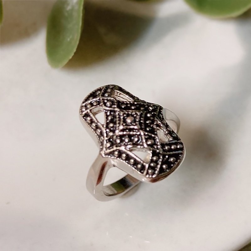 [Western Antique Jewelry] Small Personality Blackened Badge Geometric Bohemian Totem Silver Ring