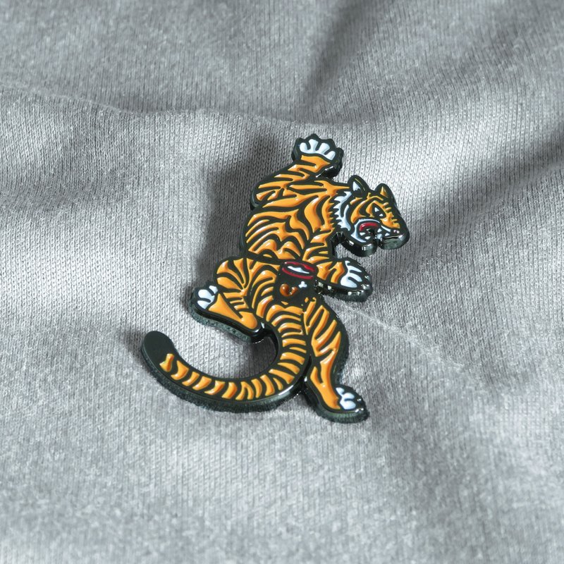 Power Tiger Enamel Pin – Gift for Climbers and Boulderers – 攀岩針 – 등반 クライミング - เข็มกลัด/พิน - โลหะ หลากหลายสี